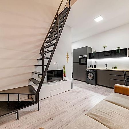 Chic Loft Bp: Industrial Gem Apartment Budapest Luaran gambar