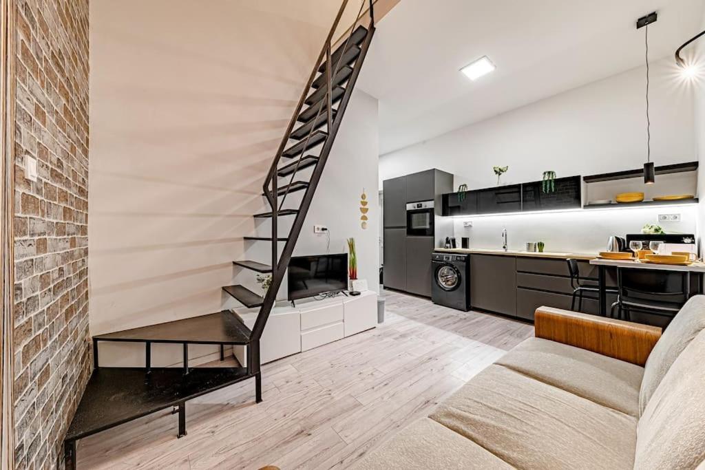 Chic Loft Bp: Industrial Gem Apartment Budapest Luaran gambar