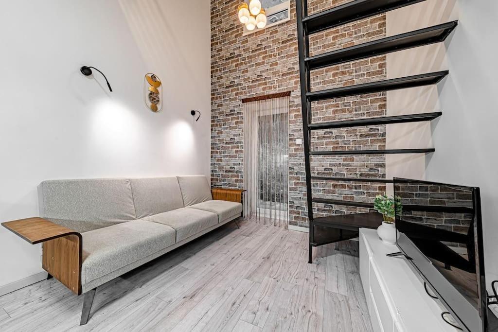 Chic Loft Bp: Industrial Gem Apartment Budapest Luaran gambar