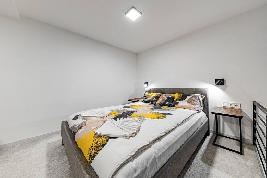 Chic Loft Bp: Industrial Gem Apartment Budapest Luaran gambar