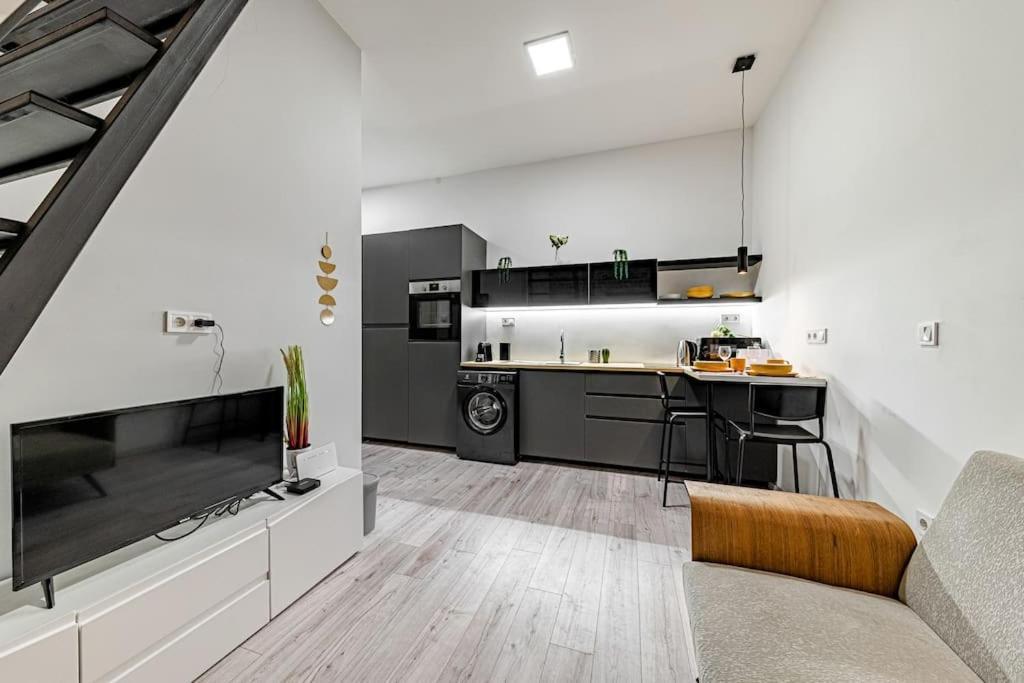 Chic Loft Bp: Industrial Gem Apartment Budapest Luaran gambar