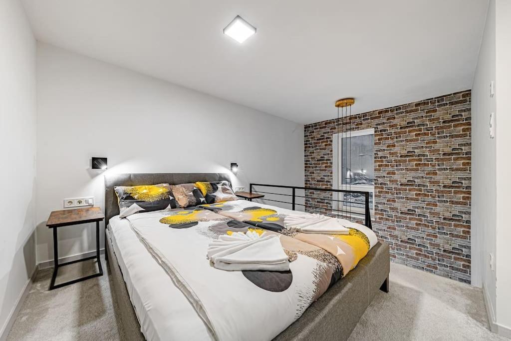 Chic Loft Bp: Industrial Gem Apartment Budapest Luaran gambar