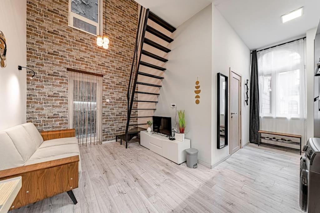 Chic Loft Bp: Industrial Gem Apartment Budapest Luaran gambar