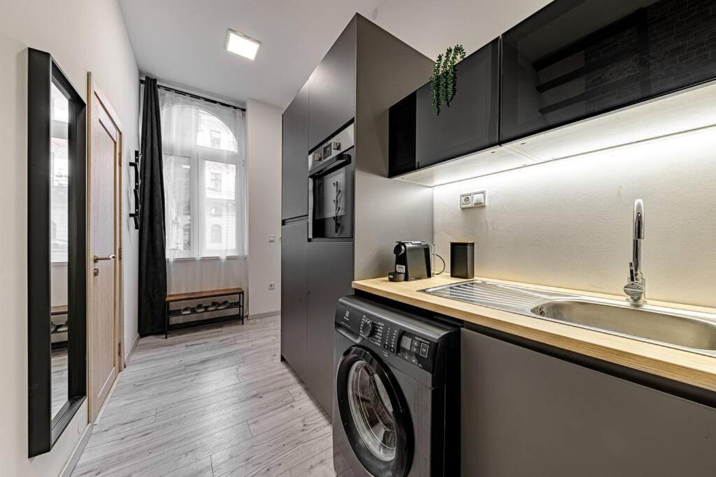 Chic Loft Bp: Industrial Gem Apartment Budapest Luaran gambar